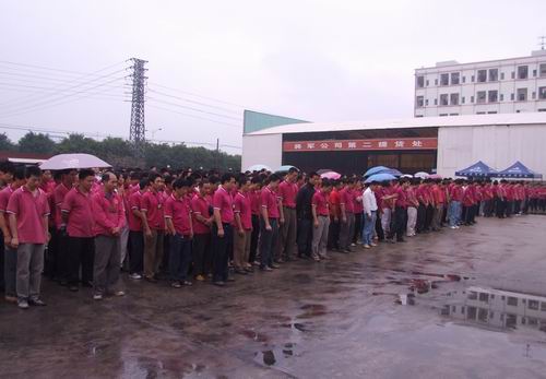 將軍企業(yè)，雨中為四川地震災(zāi)區(qū)捐款
(圖1)