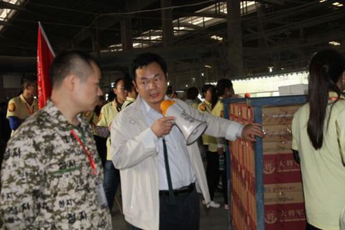 【將軍營(yíng)】王牌店長(zhǎng)滿(mǎn)懷熱情參觀大將軍陶瓷總部展廳和生產(chǎn)基地
(圖3)