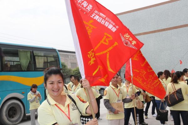 【將軍營(yíng)】王牌店長(zhǎng)滿(mǎn)懷熱情參觀大將軍陶瓷總部展廳和生產(chǎn)基地
(圖2)