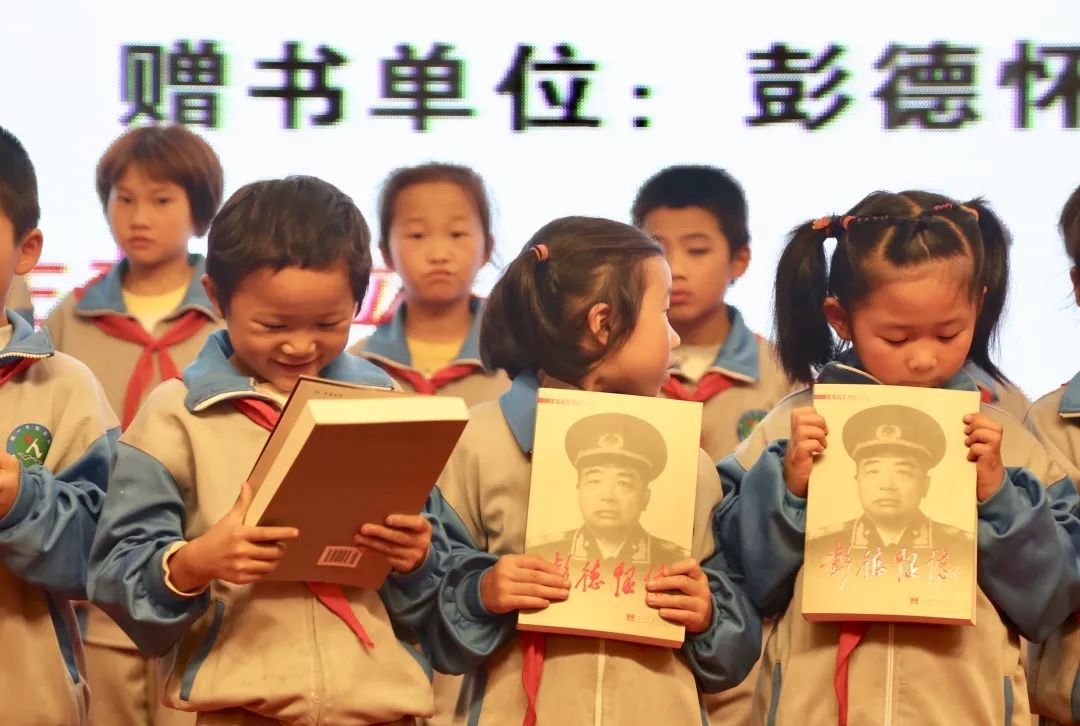 彭德懷精神柱捐贈(zèng)儀式暨大將軍愛心公益項(xiàng)目發(fā)布會(huì)完滿落幕！
(圖13)