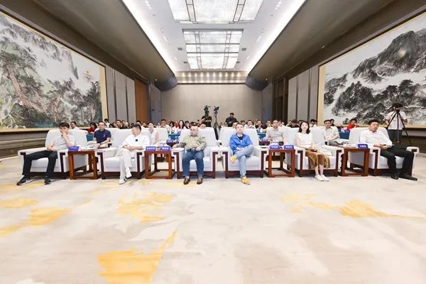 品牌標(biāo)桿，綻耀不凡 ！恭喜大將軍瓷磚榮膺 “陶瓷一線品牌”、 “瓷磚十大品牌”兩大獎(jiǎng)項(xiàng)(圖2)